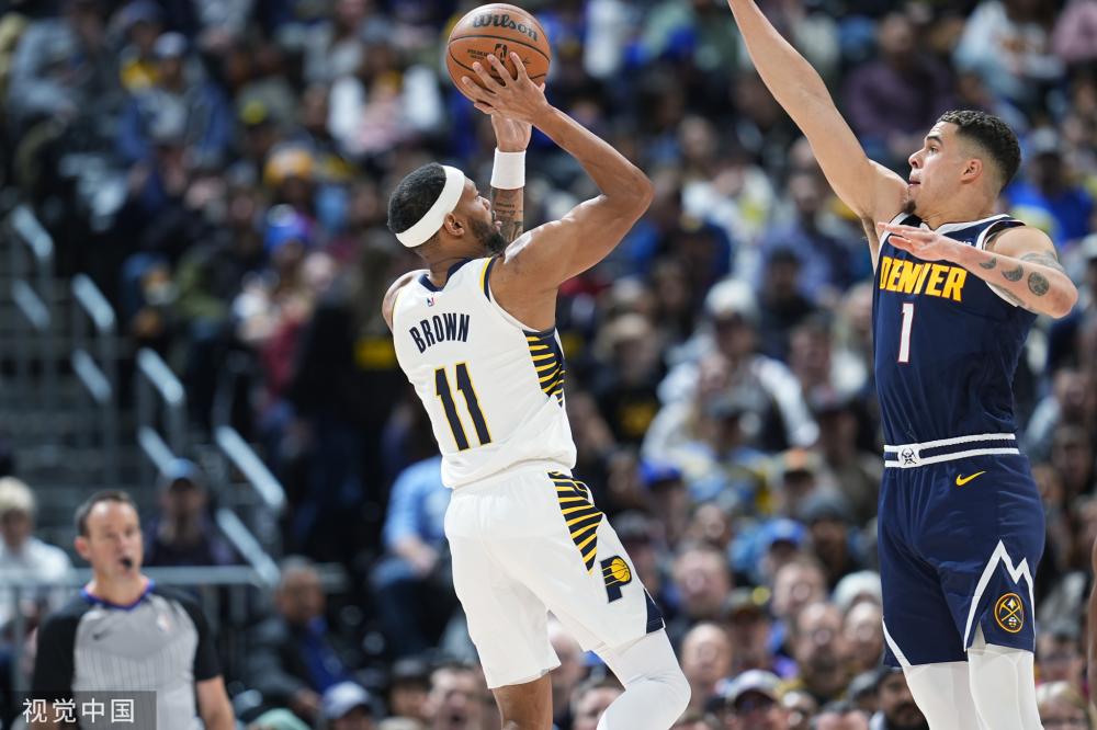 郑钦文在受 郑钦文在受